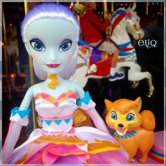 Большая кукла Disney Parks Carrie Attractionistas Кэрри Дисней оригинал