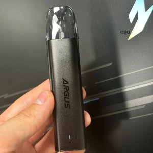 Порівняння розмірів VooPoo Argus G2 Mini з рукою - ультракомпактний дизайн