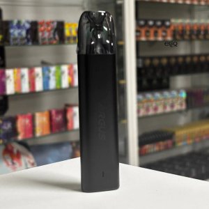 Вигляд VooPoo Argus G2 Mini у чорному кольорі на фоні вітрини вейп шопу Елік Київ