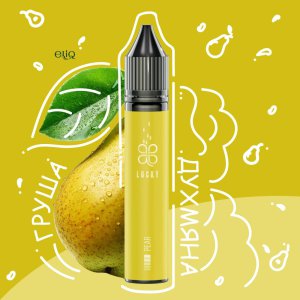 Набір Lucky Pear серед свіжих соковитих груш у садовому оточенні з росою на листі