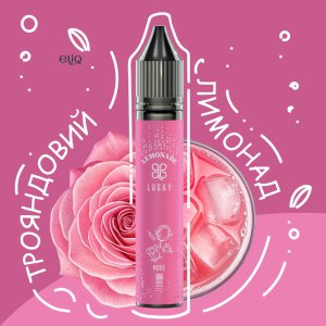 Набір Lucky Rose Lemonade серед троянд у романтичному саду з винтажним кувшином