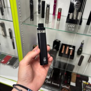 UVP SOL Black - Маленька POD-система електронна сигарета в руке