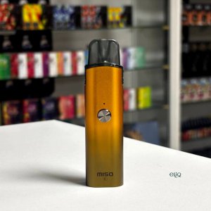 Фронтальний вид Univapo Miso C Noble Gold з LED-індикатором та кнопкою Fire
