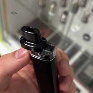 Картридж UVP SOL 2 мл 0.6 Ом -  Фото показує процес заправки через рухомий мундштук