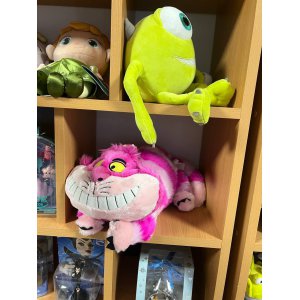 Чеширський кіт Disney у вітрині магазину іграшок Елік  привертає увагу покупців