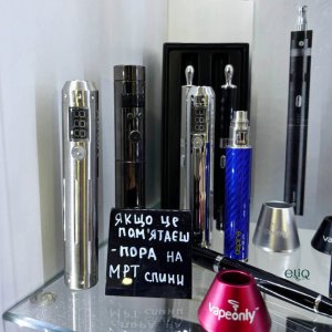 Vamo V2 eGo Bamboo APV варівольт поруч з іншими модами на полиці магазину фото
