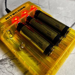 Акумулятор Efest 18650 2600mAh Li-ion плоский контакт в зарядному пристрої