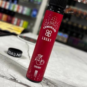 Комфортне приготування Lucky Cherry Lemonade у затишній домашній обстановці