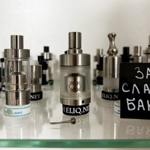 Orchid 26650 обслуговуваний атомайзер MTL RTA Орхідея - фото на полках магазину Елік поруч з іншими баками