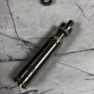 Orchid 26650 - Обслуговуваний Атомайзер MTL RTA Орхідея фото реальне вигляд в сборі с мехмодом Tree of Life на сірому фоні