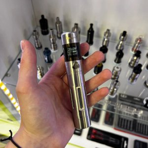 Яскравий OLED екран KangerTech K-Simar - відображення потужності та заряду, реальне фото ELIQ в руці