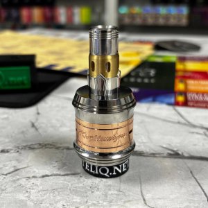 Гравірований логотип Kryptomizer крупним планом - оригінальне брендування  - масивна дрипка від YEP для 26650 модів