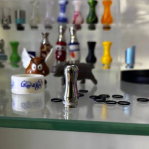Реальне фото Kanger Protank-2 Drip Tip в магазині ELIQ Київ на фоні інших дриптипів - в наявності