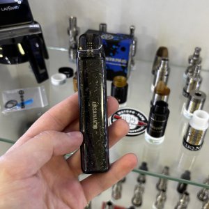 LOST VAPE Ursa Nano 3 Glacial Black у повсякденному використанні фото в руці в вейп шопі Елік