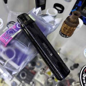 Бічний вигляд POD-системи Ursa Nano 3 Glacial Black з елегантним чорним покриттям в вітрині магазину Елік
