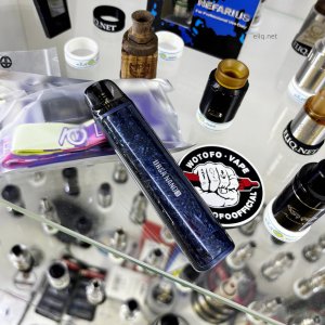 LOST VAPE Ursa Nano 3 Glacial Blue у стильному повсякденному образі фото від вейп шопу Елік