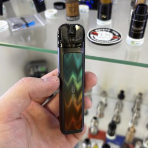 LED індикатор заряду Lost Vape Ursa Nano показує рівень батареї кольоровими сигналами фото в руці