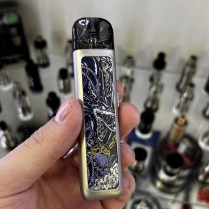 pod-система Lost Vape Ursa Nano Pod Kit Skull & Roses – фото в руці