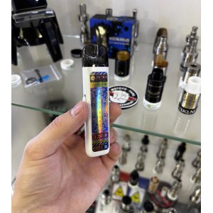 Боковий вигляд Lost Vape Ursa Nano: елегантний цинковий корпус, ергономічний дизайн для комфортного утримання.